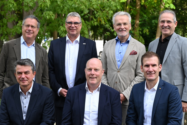 Vorstand und Geschäftsführung des FGK. Von links unten: Professor Konstantinos Stergiaropoulos, Frank Ernst, Simon Nehls, Dror Peled, Matthias Reitzenstein, Professor Christoph Kaup und Udo Jung.
