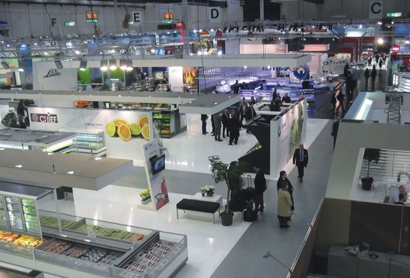 Blick in eine der beiden Messehallen für die Kältetechnik