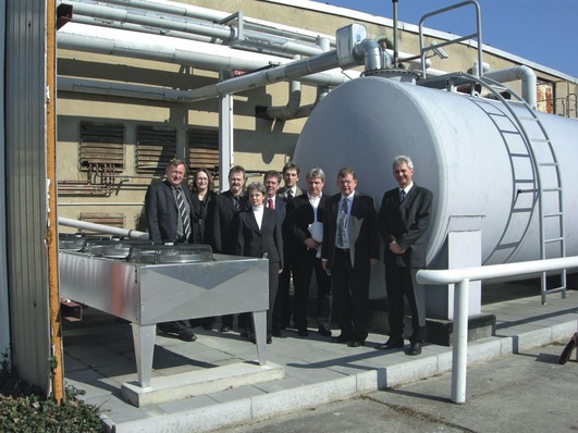 Besichtigungstermin der Anlage bei der Gourmet Fleischerei und Feinkost GmbH (v.l.): Wolfgang Müller (Regierungsdirektor BMU), Katrin Raschdorf und Frank Funke (GF Gourmet GmbH), Ingrid Klotz (Gourmet), Dr. Matthias Schirmer (DKA), Jörn Schwarz (kekk), Rolf Rösick (DKA), Wolfgang Leo (Frigotechnik) und Dr. Matthias Liehm (DKA)