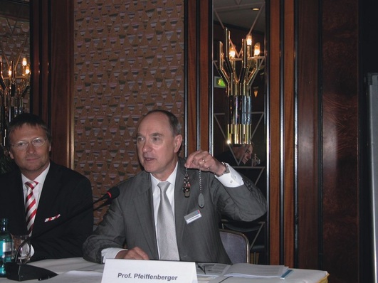 Prof. Pfeiffenberger mit dem &bdquo;Zepter&ldquo; seines Vorgän­gers und begeisterten Eisenbahners Prof. Steimle, welches immer zum Ende jeder Pause auch zu hören war