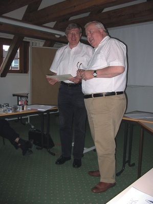 Bernhard Wentz nimmt die Ernennung zum Ehren­mitglied entgegen. Herbert Kaulbach konnte leider nicht anwesend sein und bekommt die Urkunde demnächst persönlich überreicht