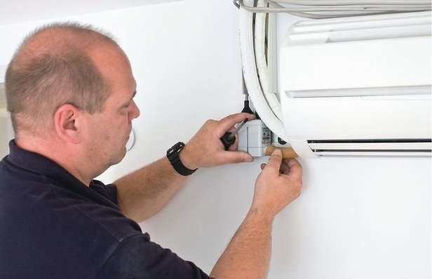 Klimageräte lassen sich meist problemlos nachrüsten.Kondensatpumpen entsorgen das Tauwasser über eine Schlauchleitung, auch über größere Distanzen