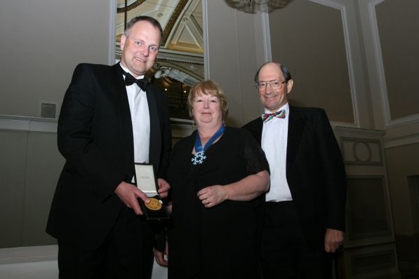 Jürgen Süss erhält die J&E Hall Gold Medaille