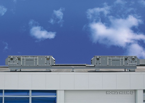 TwinXchange-System zur energieeffizienten Raum­lüftung mit Hochleistungs-WRG und neu entwickeltem Umschaltregenerator von Howatherm. Das System erreicht einen Temperaturaustauschgrad von bis zu 90 % und ermöglicht zugleich eine Verringerung des Luftvolumenstroms durch eine erzwungene instationäre Raumströmung (diffuses Strömungsfeld)