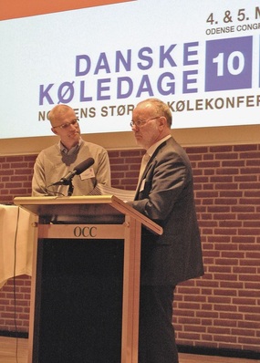 Lau Vørs übergibt den diesjährigen Ehrenpreis der dänischen Kältetage an Kim Gardø Christensen, der zusammen mit seinem Geschäftspartner Torben M. Hansen vor vier Jahren die Firma Advansor gegründet hat, die in Århus CO2-Kälteanlagen produziert und diese in ganz Europa installiert