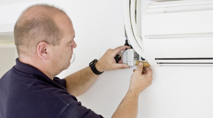 Klimageräte lassen sich meist problemlos nachrüsten. Kondensatpumpen entsorgen das Tauwasser über eine Schlauch­leitung auch über größere Distanzen.