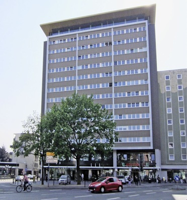 Das Hochhaus am Ludwigsplatz 11 in Gießen wird seit 50 Jahren vom Dach-Café &bdquo;gekrönt&ldquo;. Nach umfangreicher Renovierung des Gebäudes wurde das Restaurant im Juni 2010 neu eröffnet.