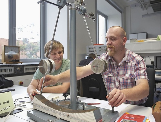 Im Physik-Labor: Jan-Philipp Fischer und Steffen Richter beim Versuch zu &bdquo;Resonanzen und Schwingungen&ldquo;