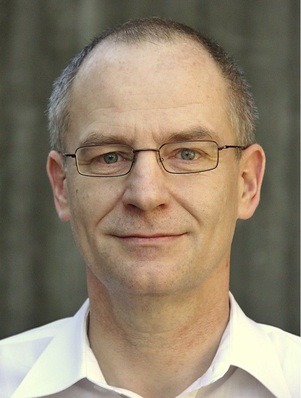 Prof. Dr.-Ing. Ingwer Ebinger ist Professor für Thermodynamik und Fahrzeugklimatisierung an der Hochschule für Angewandte Wissenschaften in Hamburg. Sein beruflicher Werdegang war vom Diplomthema und der Promotion über die Arbeit als Entwicklungsingenieur für Kältemittelverdichter und als Bereichsleiter für Fahrzeugklimatisierung bis hin zur Lehrtätigkeit stets sehr eng mit der Kälte- und Klimatechnik verbunden.