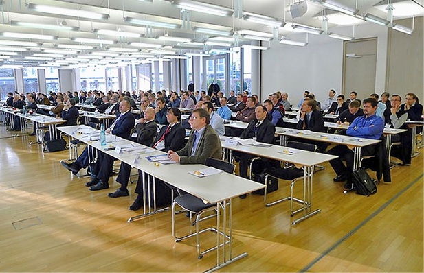 Blick in den Veranstaltungsraum mit den zahlreichen Teilnehmern