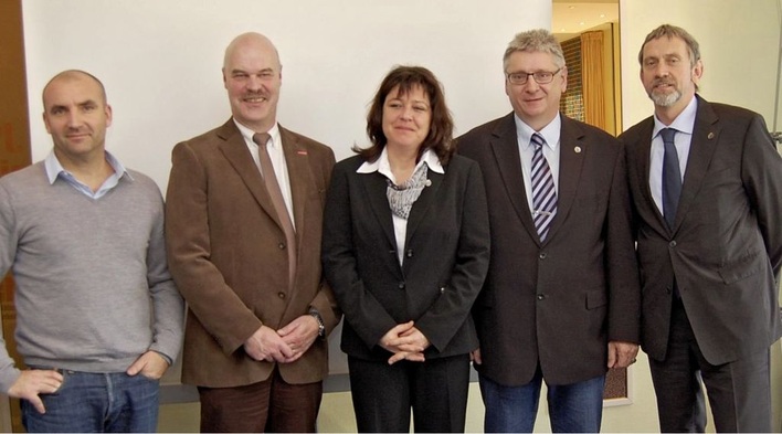 Lächelt für die Kamera der neue BIV-Vorstand 2012 (v. l.): Jan Schultz,Heribert Baumeister, Andrea Lojewski, Wilfried Otto und Klaus Gering