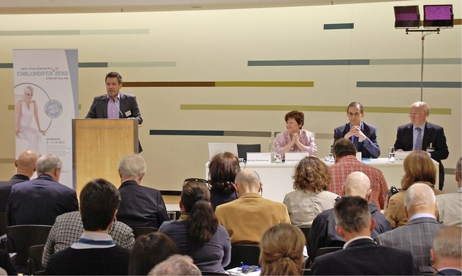 Sie informierten die internationale Fachpresse am 9. Mai in Dresden (v. l.): Bertold Brackemeier (PR-Manager der NürnbergMesse), Gebriele Hannwacker (Chillventa-Projektleiterin), Richard Krowoza (Mitglied der Geschäftsleitung der NürnbergMesse) und Dr. Rainer M. Jakobs (Koordinator Fachprogramm Chillventa Congressing)