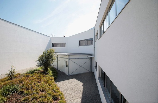 An ein KramerFirmengebäude wurde der solarbetriebene Kühlraum angebaut. Das Projekt wurde im Rahmen des Förderprogramms KMU innovativ vom Bundesministerium für Bildung und Forschung unterstützt.