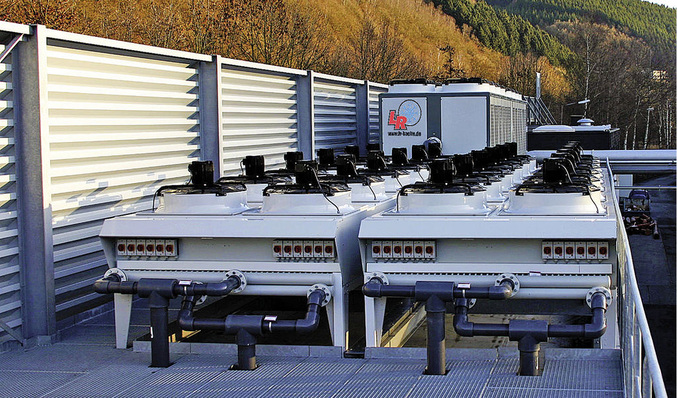 Blick auf die Kälteanlagen auf dem Dach des Produktionsgebäudes