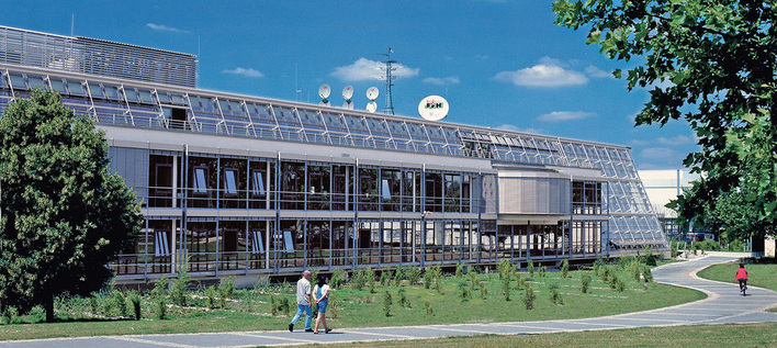 Im Funkhaus von Radio FFH werden 120 Mitarbeiter beschäftigt, die nach der Sanierung in gut klimatisierten Verwaltungs-, Sende- und Redaktionsräumen arbeiten können.