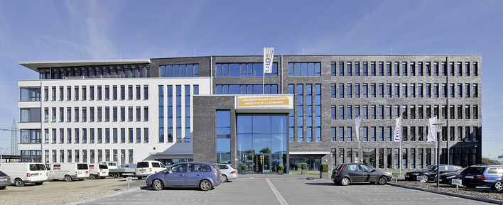 Der moderne fünfgeschossige Verwaltungsneubau hat eine klare Nord-Süd-Ausrichtung, um möglichst viel Sonnenwärme einzufangen.