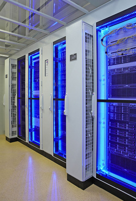 Optimal für den Einsatz in Rechenzentren ist das LCP Inline. Es kühlt komplette Rackreihen, die nach dem Kalt-/Warmgang-Prinzip gestellt sind und über Gang­einhausungen verfügen.