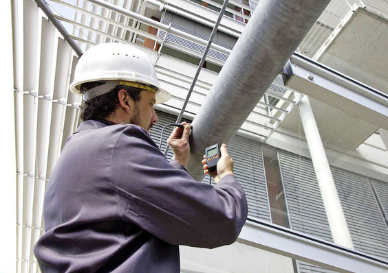 Mit dem Zinc-Tester ist eine präzise und zerstörungsfreie Schichtdickenmessung auf Stahl und Nichteisenmetallen in einem Messbereich von 0 bis 2500 µm möglich. Damit lassen sich beispielsweise Verzinkungen überprüfen.