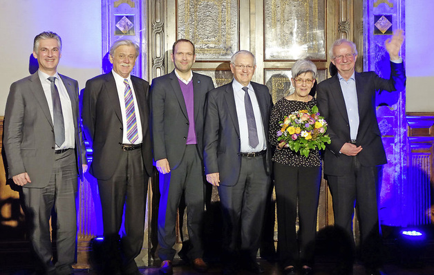 Xavier Feys, Norbert Schmelzle, Gunther Gamst, Frans Hoorelbeke sowie Ellen und Werner Rolles bedanken sich anlässlich der offiziellen Verabschiedung von Werner Rolles beim Publikum des Abends im Lenbach-Palais in München.
