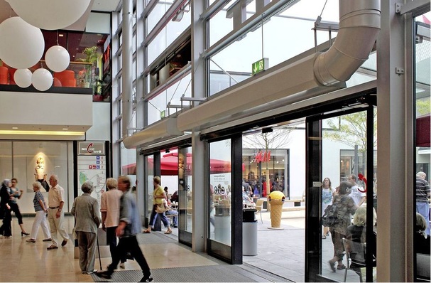 Große Türöffnungen (zum Beispiel einer Mall)werden durch individuell gestaltete Luftwand­anlagen geschützt.