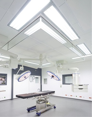 Die Zuluft-Decke OP-Z-32/32 erzeugt im OP-Saal eine vertikale, homogene, turbulenzarme Verdrängungsströmung (TAV) bei geringem Druckverlust und bewirkt einen effektiven Schutz gegen das Eindringen von Partikeln und Keimen.