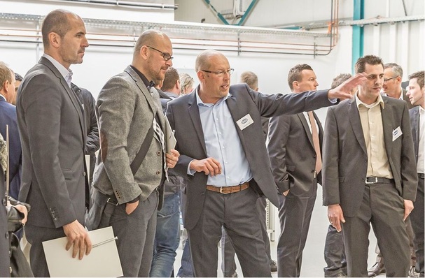 Gerd-Uwe Drobig (Mitte) beim Rundgang durch das Schulungszentrum