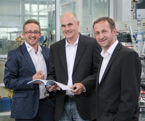 Georg Kiefer, CEO der neuen US-Niederlassung Huber USA Inc. (Bildmitte) mit den beiden Geschäftsführern der Peter Huber Kältemaschinenbau GmbH, Daniel und Joe Huber