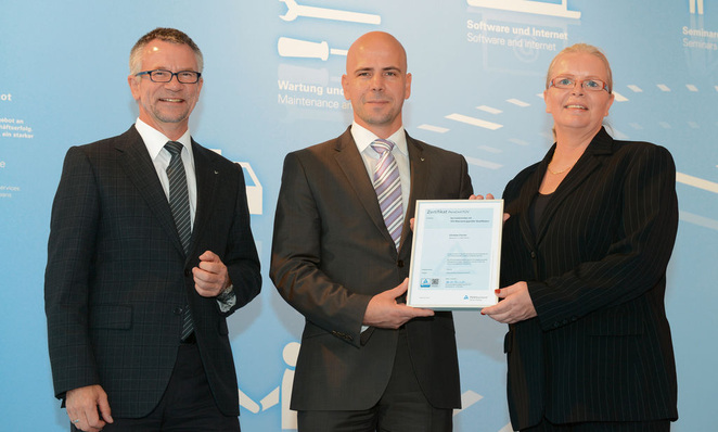 Dr. Karola Tschöpe (TÜV Rheinland/PersCert TÜV) übergab das TÜV-Zertifikat an Michael Weber, Geschäftsführer der Viessmann Deutschland GmbH, und Alexander Toscher, Leiter des Technischen Dienstes (Mitte).