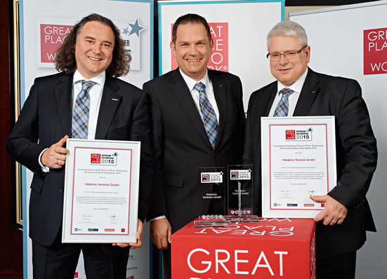 Von links: Andreas Seltmann (Geschäftsleiter Marketing/Öffentlichkeitsarbeit), Matthias Lehmann (Leiter Personalwesen) und Michael Roth (Geschäftsführer Hekatron Technik GmbH) freuen sich über die beiden Auszeichnungen beim bundesweiten Wettbewerb Deutschlands Beste Arbeitgeber 2015.