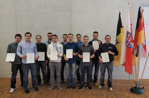 Die Mechatroniker-Gesellen mit ihren Zeugnissen.