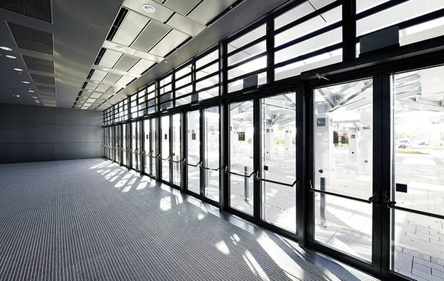 Energieeffiziente Gewerbeobjekte: Luftschleier von Beginn an einplanen