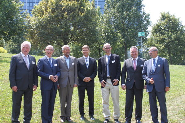 Vorstand und Geschäftsführung des FGK (v.l.): Robert Baumeister, Prof. Dr.-Ing. Ulrich Pfeiffenberger, Karl-Walter Schuster, Günther Mertz, Marc-Oliver Stulz, Michael Bauer, Gerhard Warnke. Es fehlt: Manfred Greis.