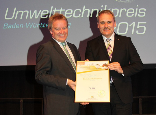 Umweltminister Franz Untersteller (links) überreicht dem Technischen Leiter von Ziehl-Abegg, Dr. Walter Angelis, in Stuttgart die Auszeichnungsurkunde.