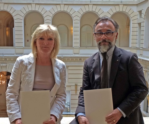 Monika Witt, Vorstandsvorsitzende von eurammon, und Christian Herten, aus dem Amt scheidender Präsident von Eurovent, unterzeichnen das Memorandum of Understanding im Rahmen der eurammon Mitgliederversammlung in Budapest im Mai 2015.