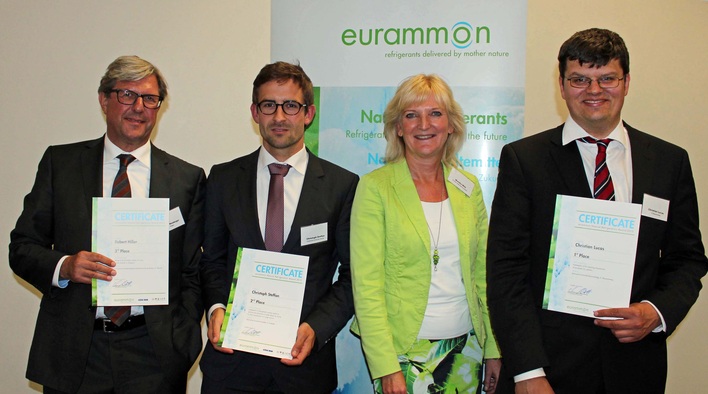 Die Gewinner des Natural Refrigeration Award 2015 wurden im Rahmen des diesjährigen eurammon Symposiums ausgezeichnet. Christian Lucas (TU Braunschweig), Monika Witt (Vorstandsvorsitzende von eurammon), Christoph Steffan (TU Dresden), Josef Neuberger (stellvertretend für Robert Hiller, ESaK Maintal) (v.r.)