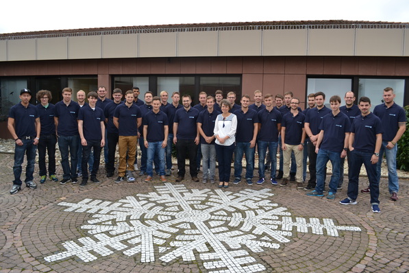 30 angehende Techniker mit Dozentin Roswitha Böhrer in ihrer Mitte vor der Bundesfachschule Kälte-Klima-Technik in Maintal