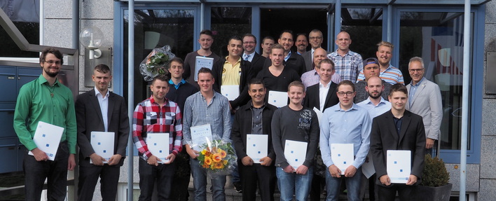Die Junggesellen aus Hessen mit den Vertretern des Gesellenprüfungsausschusses