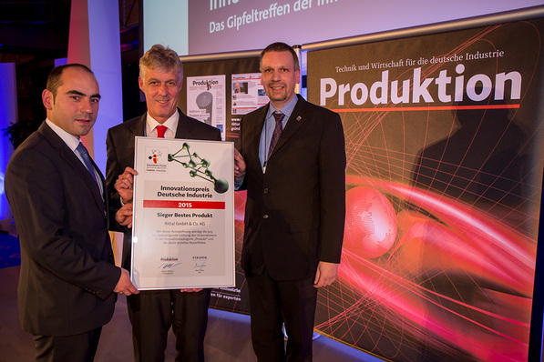 Stolze Gewinner (v.l.): Entwickler Juan Carlos Cacho Alonso, Dr. Thomas Steffen, Rittal Geschäftsführer Forschung & Entwicklung und Heiko Holighaus, Leiter Vorentwicklung nahmen den Innovationspreis Deutsche Industrie entgegen.