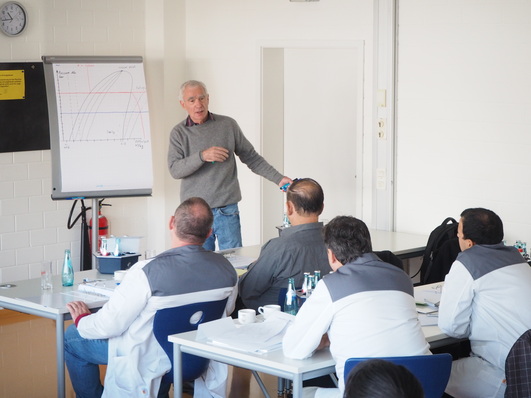 Berthold Schneider während des Theorieunterrichts im Seminarraum.