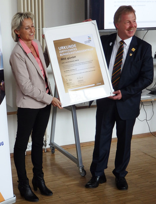 Anerkennung für erfolgreiche Ausbildung und Trainings: IKKE-Geschäftsführer Karsten Beermann nahm die Zertifizierungsurkunde zum Bundesleistungszentrum von WorldSkills Germany-Vorstandschefin Andrea Zeus entgegen.