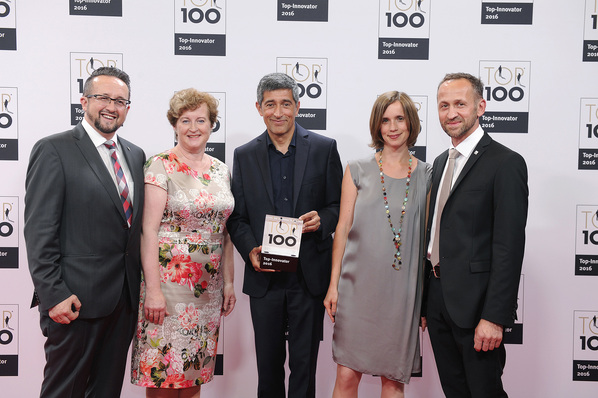 Die Firma Huber Kältemaschinenbau aus Offenburg wurde erneut als Top 100-Innovator ausgezeichnet. Ranga Yogeshwar, Mentor des Top 100-Wettbewerbs (Mitte), überreichte am 24. Juni die Trophäe an die Geschäftsführer Daniel Huber (links) und Joachim Huber (rechts).