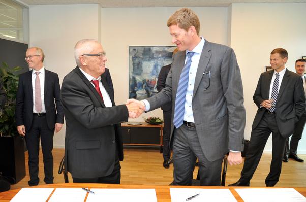 Stärken bündeln: Per Handschlag beschließen Aage Søndergaard Nielsen und Niels B. Christiansen (rechts) die Fusion ihrer Unternehmen Sondex und Danfoss.
