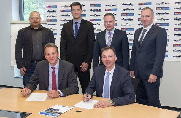 Andre Gebken (Geschäftsführer MAC Hamburg GmbH) und Hendrik Kampmann (Geschäftsführer Kampmann GmbH) bei der Vertragsunterzeichnung in Lingen.