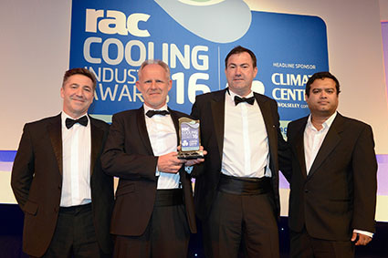 Steffen Wagner (zweiter von links) und Jörg Knetsch (zweiter von rechts) nahmen den Award für Rittal entgegen. Rechts im Bild ist Paul Sinha, Moderator und englischer Stand Up Comedian, sowie links Nigel Hillier, Managing Director Carel UK.