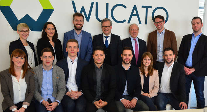 Peter Zürn (3.v.r.,hinten) und Bernd Herrmann (4.v.r.,hinten), Mitglieder der Konzernführung der Würth-Gruppe zusammen mit den Team der Wucato Marketplace GmbH.