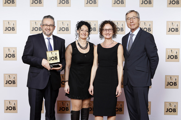 Die Vorstände Daniel Huber, Bärbel Huber und Beatrice Geiler erhalten in Berlin die TOP JOB-Trophäe von Wirtschaftsminister a. D. Wolfgang Clement.