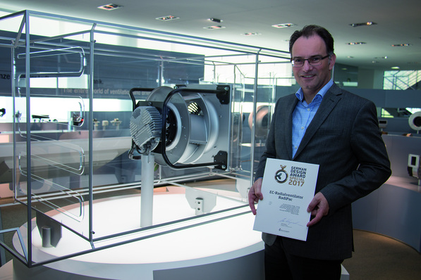 Stellvertretend für das Entwicklungsteam präsentiert Hartmut Messerschmidt die Urkunde.