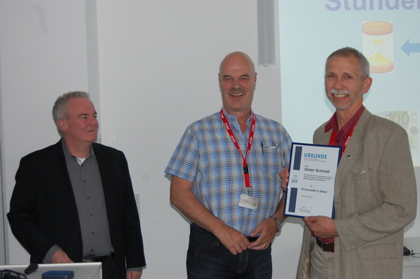 Dieter Schmidt (re.) mit Urkunde und silberner Ehrennadel, in der Mitte Bundesinnungsmeister Heribert Baumeister und Peter Bachmann, Geschäftsführer Technik beim BIV.