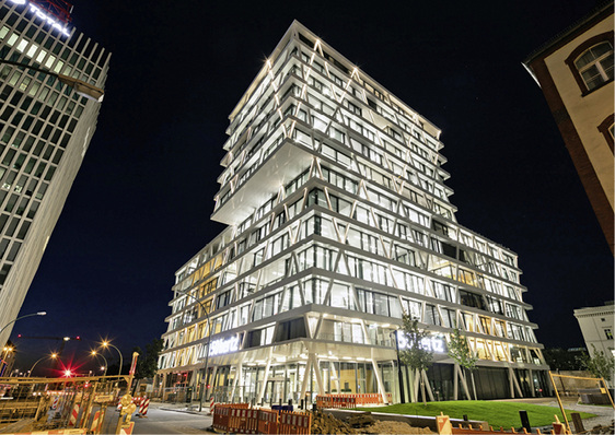 Heiz-/Kühldecken mit Deckensegeln kombiniert