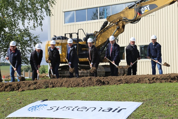 v. li.: Karl-Heinz Dorsch und Ralf Ehrler, beide Stauch Bau GmbH, Peter Dörzbacher, Betriebsleitung der Systemair GmbH, Kurt Maurer, Geschäftsführer der Systemair GmbH, Roland Kasper, CEO der schwedischen Systemair-Gruppe, Christian Kremer, Bürgermeister der Stadt Boxberg, Wolfgang Schneider, Ortsvorsteher Windischbuch und Michael Weber, Betriebsrat der Systemair GmbH, beim symbolischen Spatenstich.